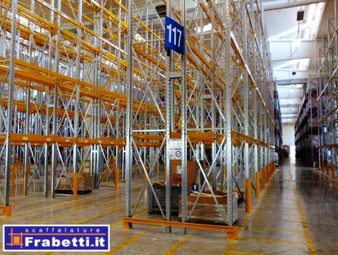 Portapallet antisismico, vista generale dove si vedono le fiancate controventate a X