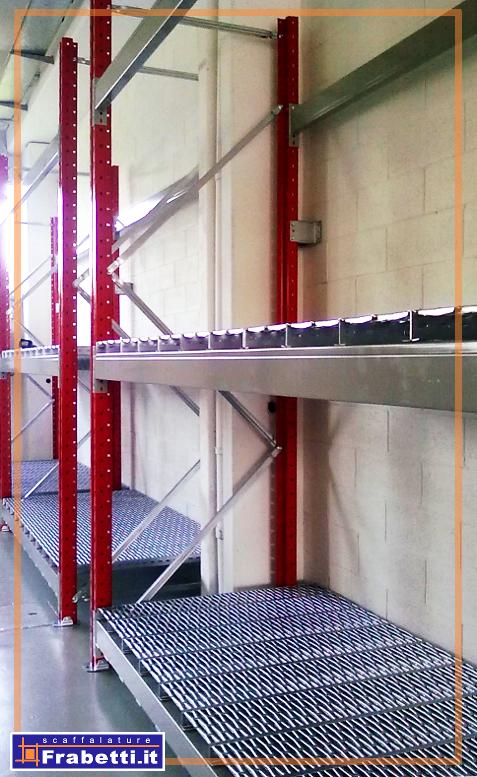 Scaffalatura portapallet con piani chiusi in grigliato.