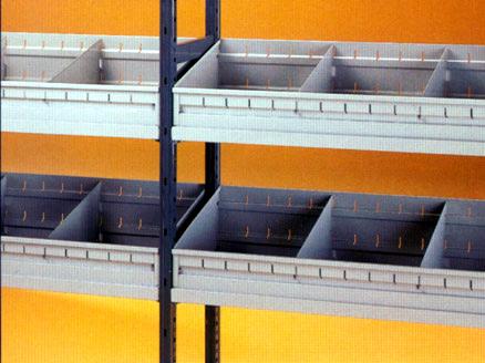 scaffali attrezzati con vaschette metalliche a divisori mobili