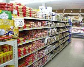 corsia di scaffalatura self-service in supermarket