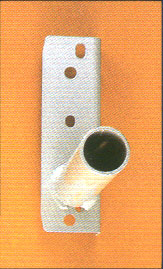 particolare trave per scaffale portagomme in tubolare tondo