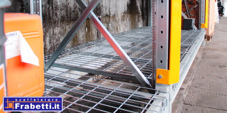 Scaffale pesante antisismico, controventato, accessoriato con reti, montato in industria chimica di Cavezzo (Modena) dopo il sisma.